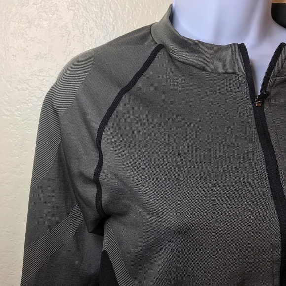 Fashion nova sports women’s top XL long sleeves with a zipper - Picture 8 of 10